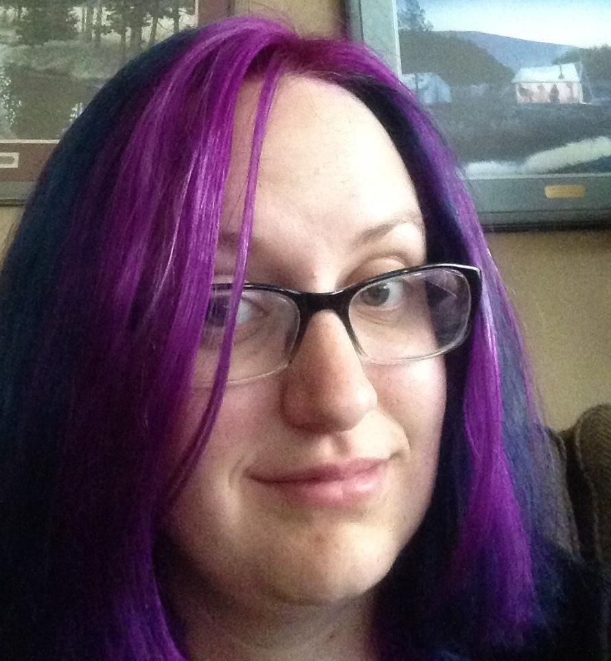 海莉紫色头发的自拍